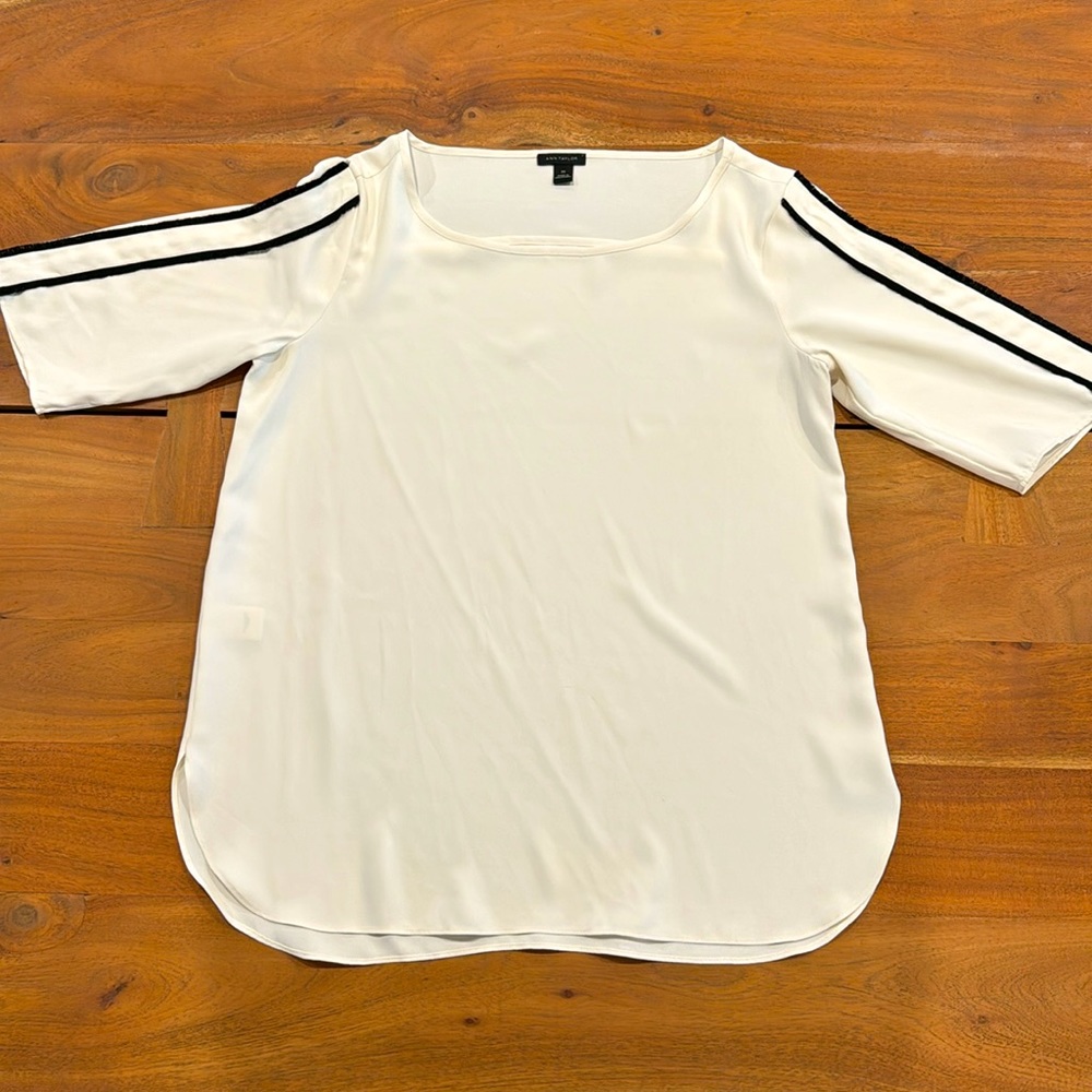 Ann Taylor Women’s Dress Blouse in Cream. Size XS.